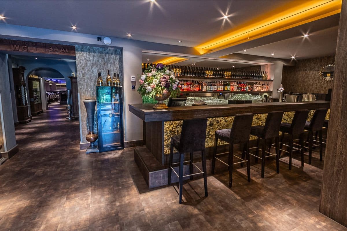 Die Karaoke Bar im MIRRORS mit Barhockern und warmem Licht