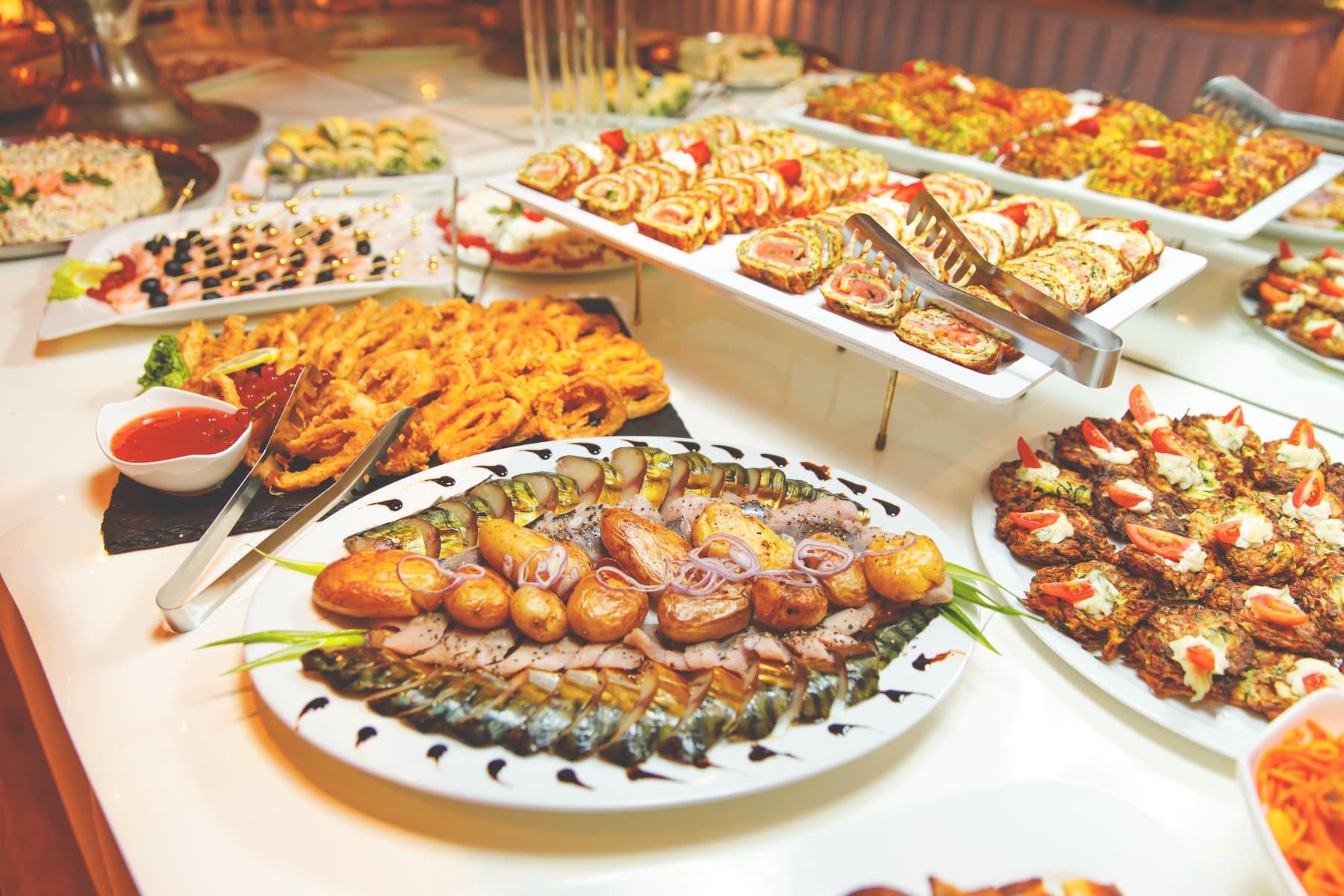 Platten des Schiwago Buffets mit Fisch, Röllchen und Vorspeisen