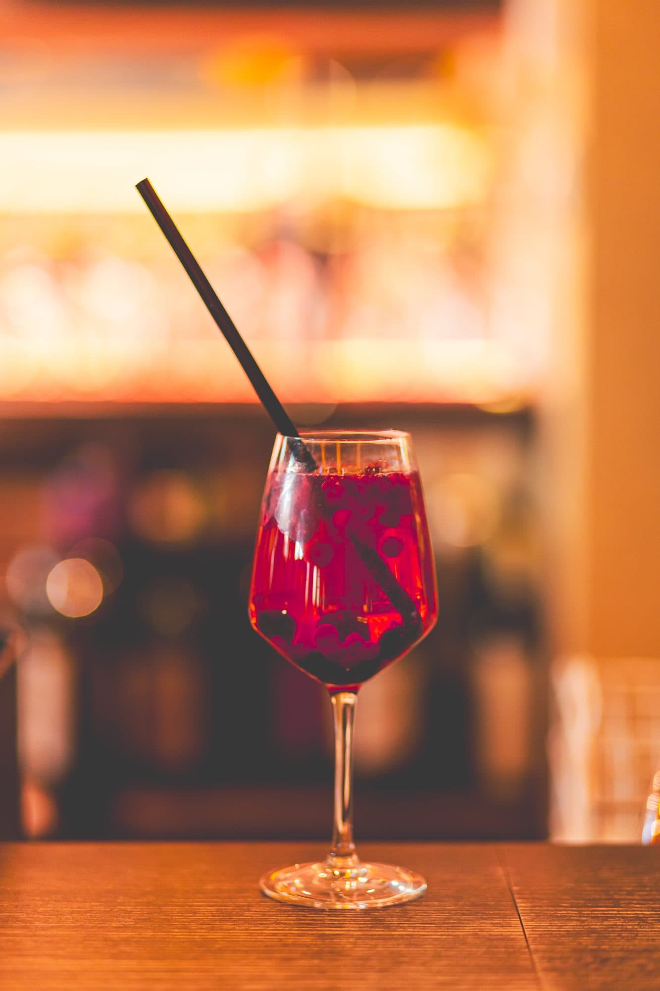 Beerencocktail im warmen Licht der Bar