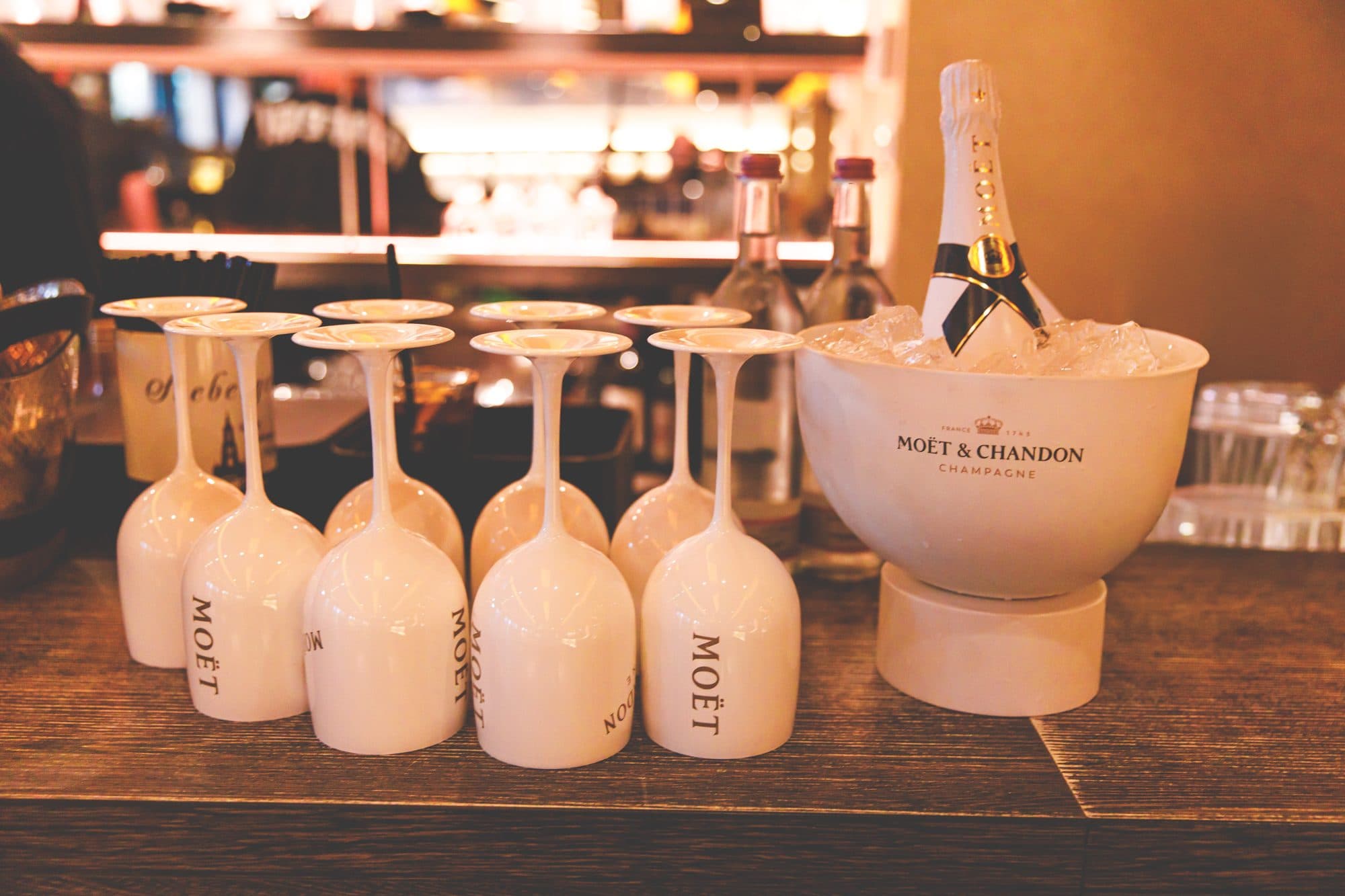 Champagnerkühler und Gläser an der Bar