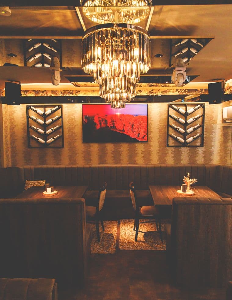 Karaoke Raum MIRRORS mit Kronleuchter und Lounge-Sofas