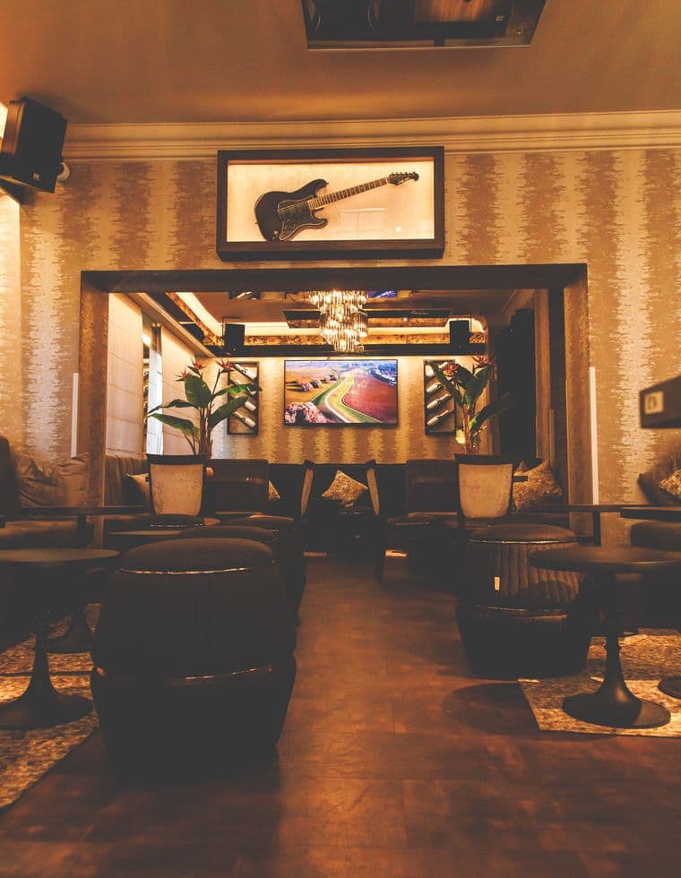 Lounge im MIRRORS mit Gitarre an der Wand