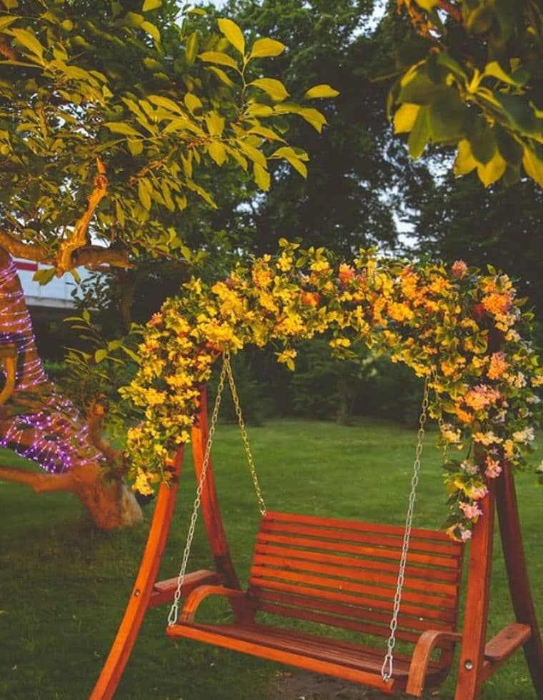 Die Schaukel mit Blumenbogen im Kong Garten
