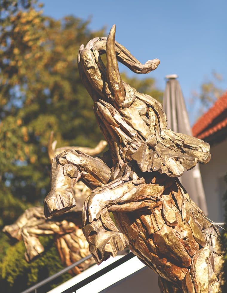 Der goldene Stier im Kong Garten